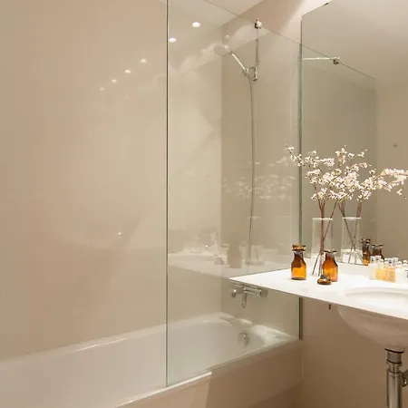 Livingstone Apartment *